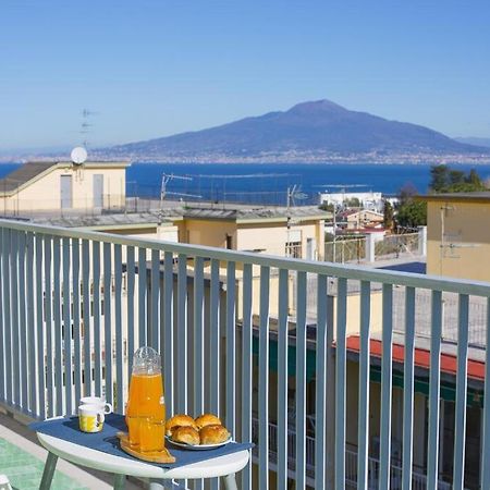 Super Attico Vista Mare Con Piscina Leilighet Sorrento Eksteriør bilde