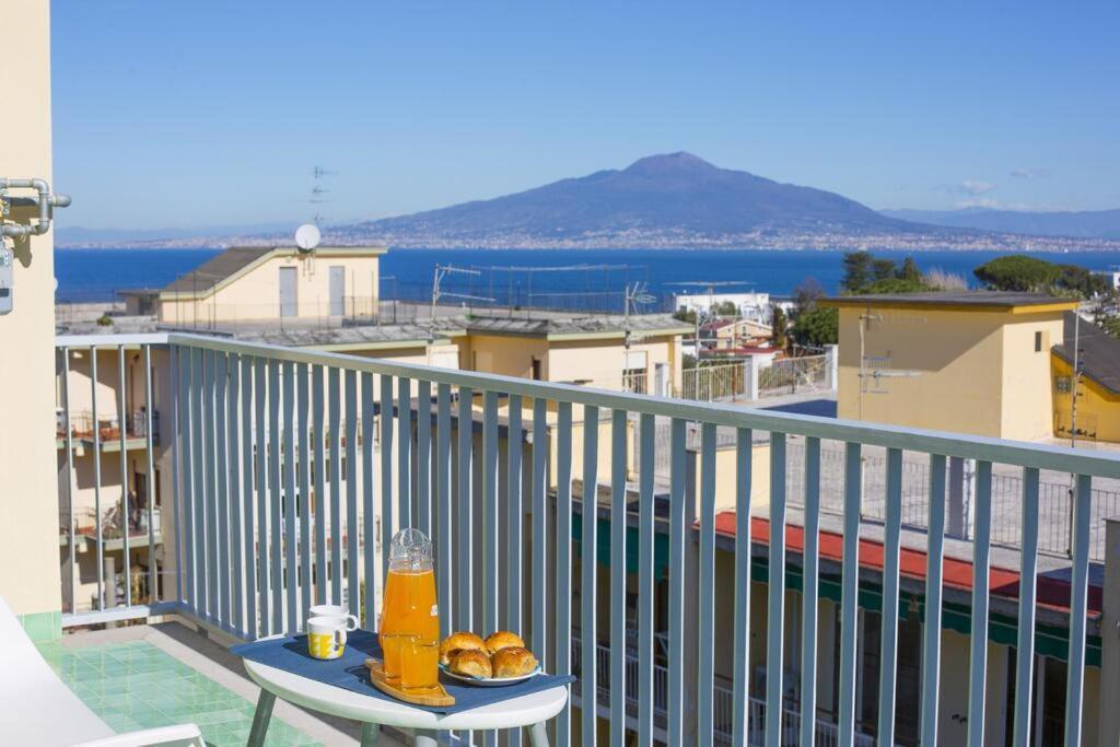Super Attico Vista Mare Con Piscina Leilighet Sorrento Eksteriør bilde