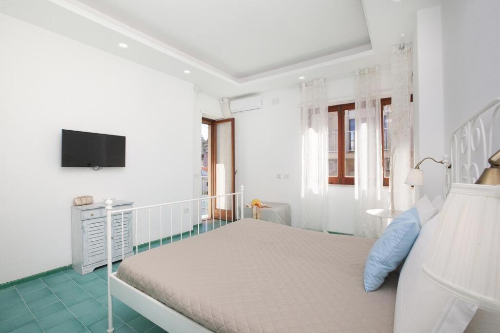Super Attico Vista Mare Con Piscina Leilighet Sorrento Eksteriør bilde