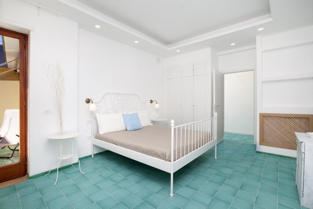 Super Attico Vista Mare Con Piscina Leilighet Sorrento Eksteriør bilde