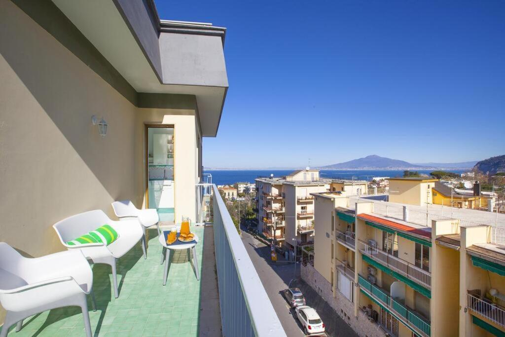 Super Attico Vista Mare Con Piscina Leilighet Sorrento Eksteriør bilde