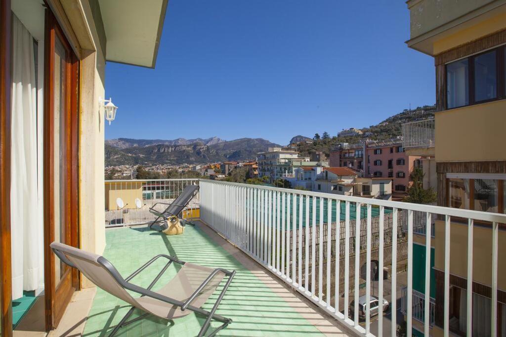 Super Attico Vista Mare Con Piscina Leilighet Sorrento Eksteriør bilde