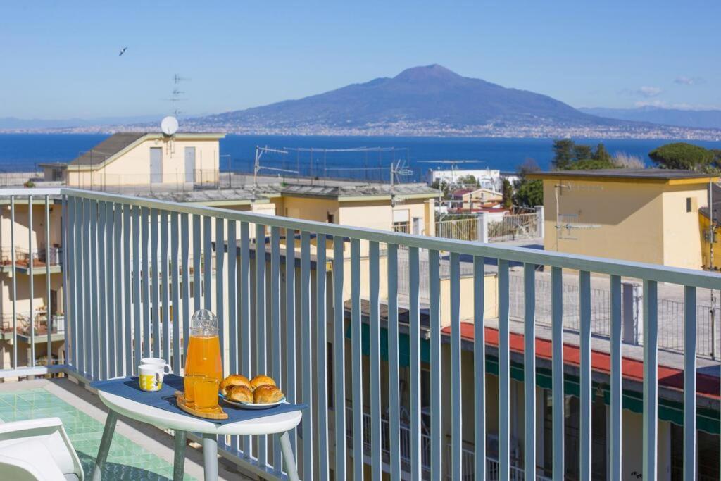 Super Attico Vista Mare Con Piscina Leilighet Sorrento Eksteriør bilde