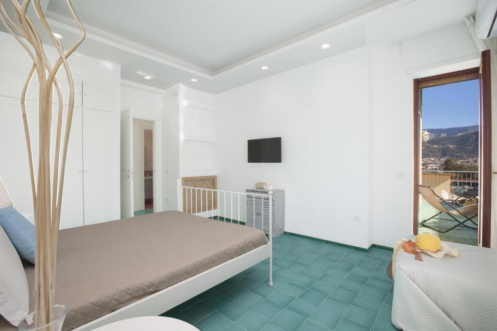Super Attico Vista Mare Con Piscina Leilighet Sorrento Eksteriør bilde
